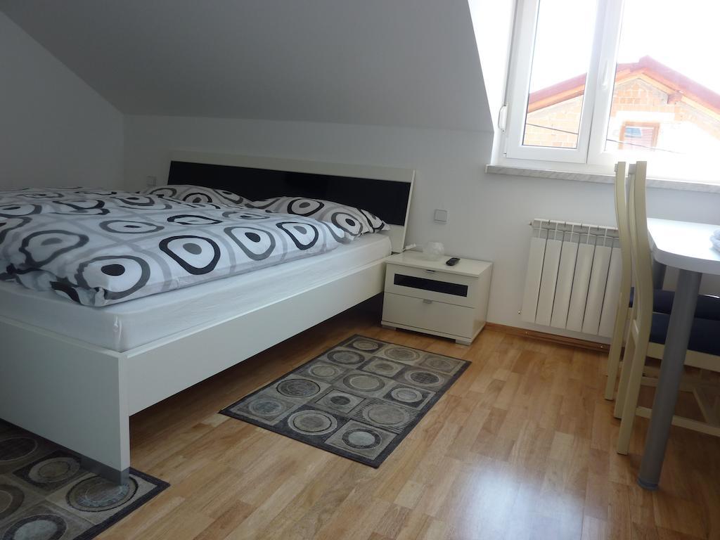 Rooms & Apartment Mira G. Postojna Szoba fotó